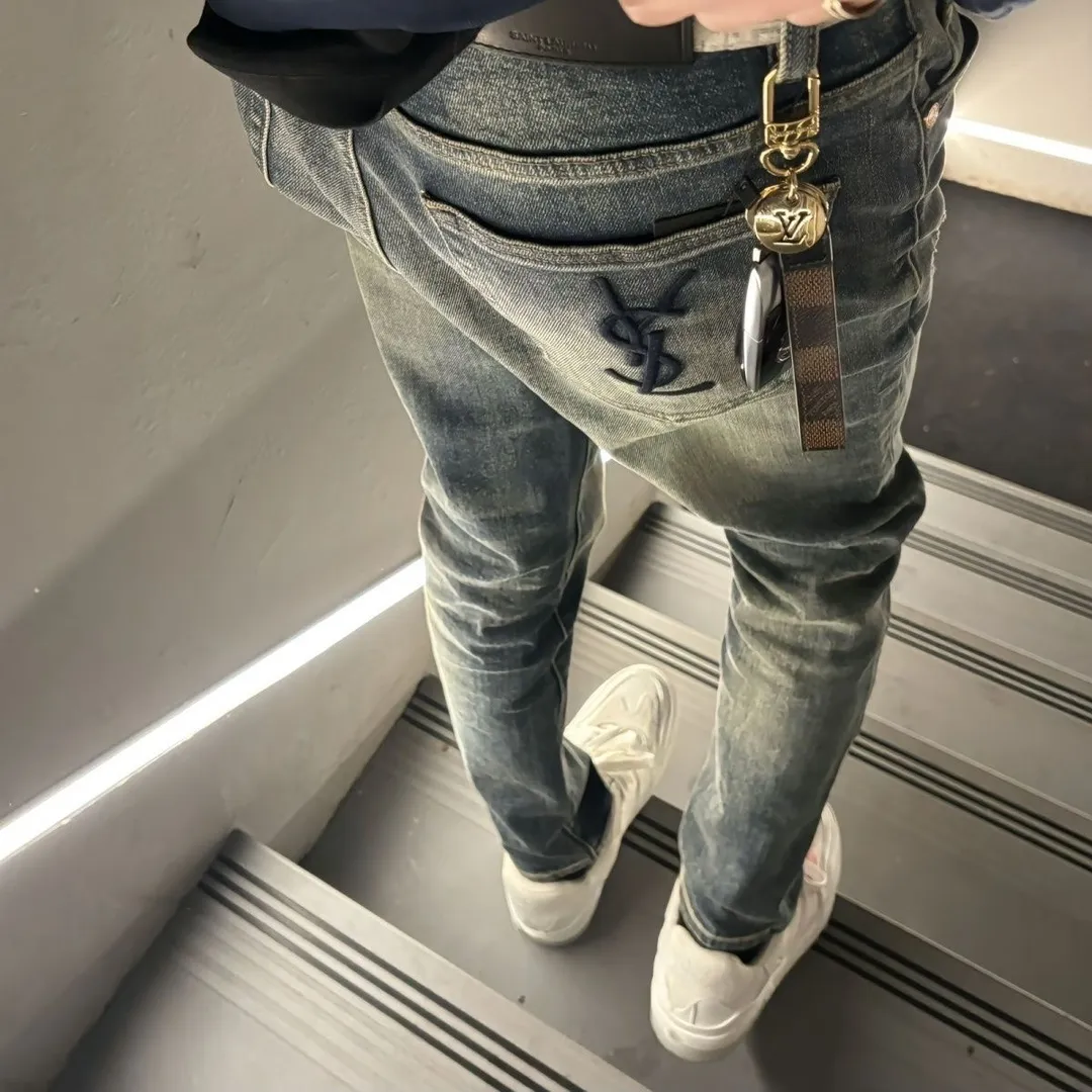 💰146 model number k58 🔥Autumn hot style SAINT LAURENT SLP Saint Laurent counter new jeans!  Yves Saint Laurent's top-quality super soft high cotton washed denim fabric! The cost of washing each piece is as much as three times that of conventional craftsmanship. The touch is extremely delicate. Once you get it, you really can’t put it down. It has a full sense of luxury! The real counters use materials worth more than a thousand yuan, giving you an unparalleled sense of luxury!  Details after details! Yves Saint Laurent’s latest debut model this year! The whole body has a simple and elegant design, the back pockets of the pants are made of high-quality craftsmanship, and the waistband has a luxurious logo leather label! Extremely exquisite! Real materials inside, just for the ultimate touch, without sacrificing high cost!  World premiere new product! Hot-selling items at the counter, the ultimate luxury! Whether it’s for personal use or as a gift, it’s a king-level choice! No pressure to manage any large business occasions and high-end private clubs! Highly recommended to buy!   Color; high-end blue Size: M-XXL